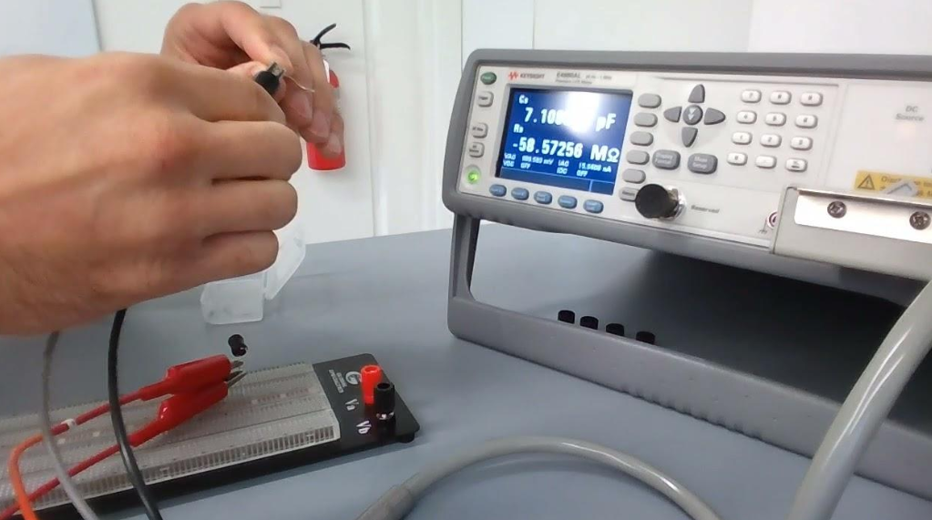 Kỹ sư Dustin kiểm tra và sửa chữa máy đo LCR Keysight E4980AL